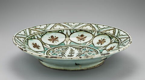 Plat à la palmette fleurie et à la couronne de médaillons fleuris, image 2/6