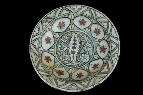Plat à la palmette fleurie et à la couronne de médaillons fleuris, image 5/6
