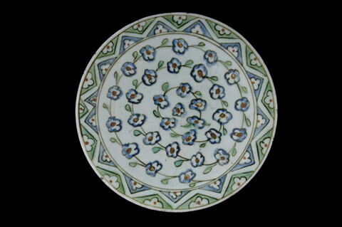 Plat creux à la spirale de fleurettes bleues à coeur rouge