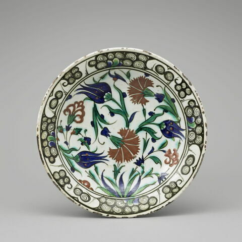 Plat à la touffe de fleurs tournoyante