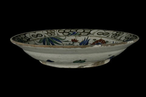 Plat au bouquet de roses et de tulipes formant un cercle, image 3/4