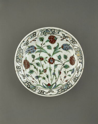 Plat à décor floral rehaussé d'or, image 2/5