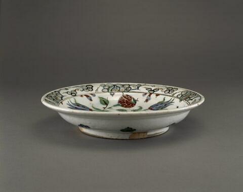 Plat à décor floral rehaussé d'or, image 3/5