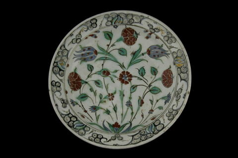 Plat à décor floral rehaussé d'or