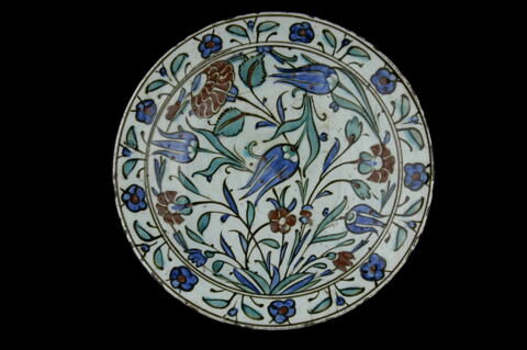 Plat au bouquet de tulipes bleues et roses rouges enlacées, image 2/4