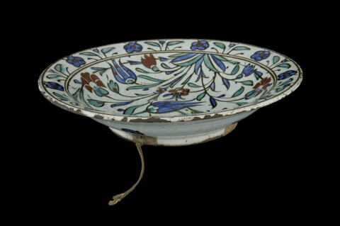 Plat au bouquet de tulipes bleues et roses rouges enlacées, image 3/4