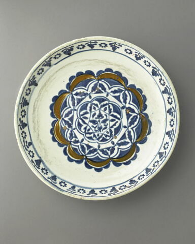 Plat aux rosaces imbriquées