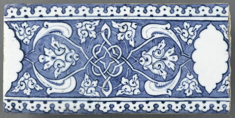 Carreau de bordure à décor rumi-hatayi