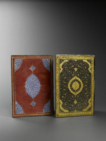Plat de reliure au médaillon à appendices et décor de tchi, de fleurettes et de rumi