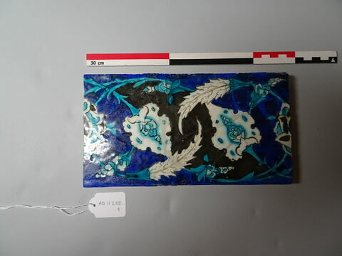 Carreau de frise aux palmettes, fleurs épanouies saz et feuilles dentelées sur fond noir et bleu, image 2/4