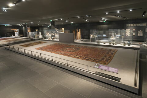 Tapis à médaillon central, image 2/13