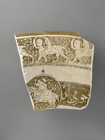 Fragments de bord de plat aux sphinx et cavalier
