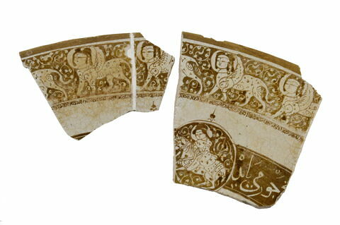 Fragments de bord de plat aux sphinx et cavalier, image 4/5