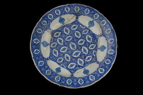 Plat au réseau de mandorles fleuries, image 2/6