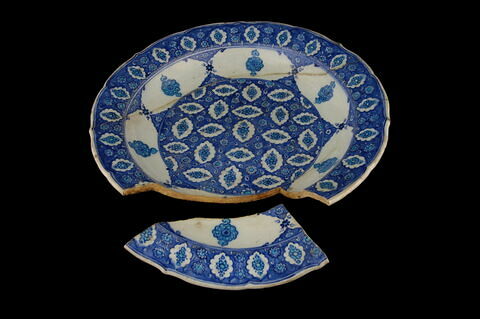 Plat au réseau de mandorles fleuries, image 6/6