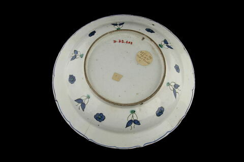 Plat au cyprès au centre d'un bouquet d'oeillets, de roses et de jacinthes, image 9/9