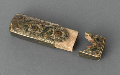 Etui à décor floral en relief, image 8/13