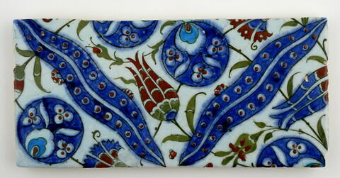 Fragment de carreau aux tigrures, triples ocelles, tulipes et oeillet