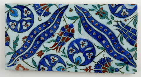 Fragment de Carreau aux tigrures, triples ocelles, tulipes et oeillet