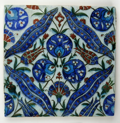 Carreau fragmentaire Carreau aux tigrures, triples ocelles, tulipes et oeillet