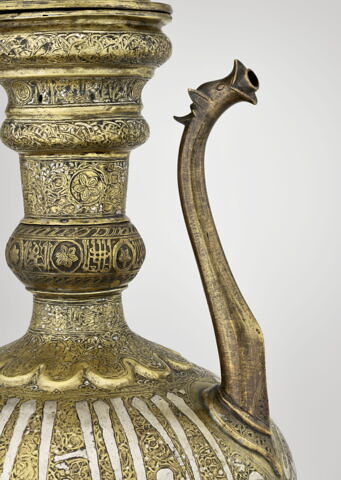Aiguière au nom du sultan al-Malik al-Muzaffar Shams al-Din Yusuf, image 2/14