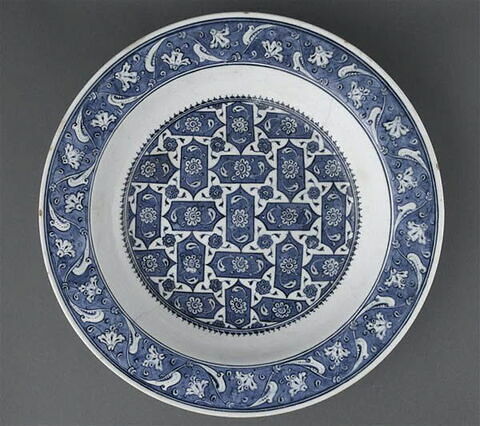 Plat à décor géométrique, image 6/6