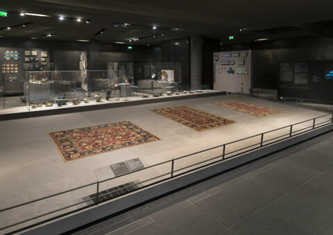 Tapis à rinceaux d'arabesques et fleurs de lotus dit 
