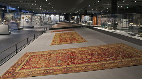 Tapis à médaillon central sur fond floral, image 2/2