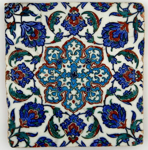 Carreau à la fleur centrale formée et décorée de fleurons