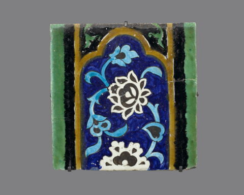 Carreau à décor de cartouche à motifs floraux