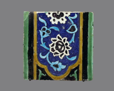 Carreau à décor de cartouche à motifs floraux