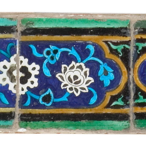 Carreau à décor de cartouche à motifs floraux, image 2/2