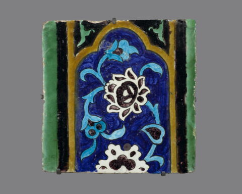 Carreau à décor de cartouche à motifs floraux