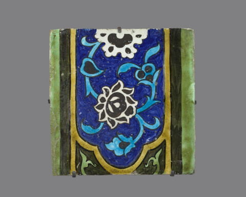 Carreau à décor de cartouche à motifs floraux