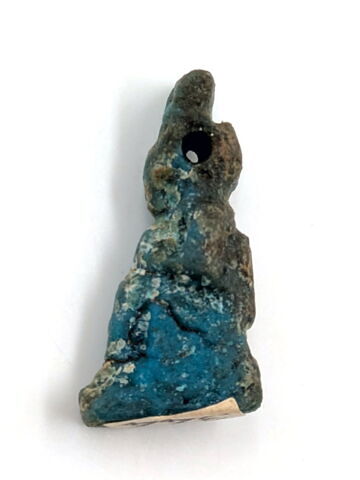 amulette ; figurine d'Isis allaitant, image 3/4