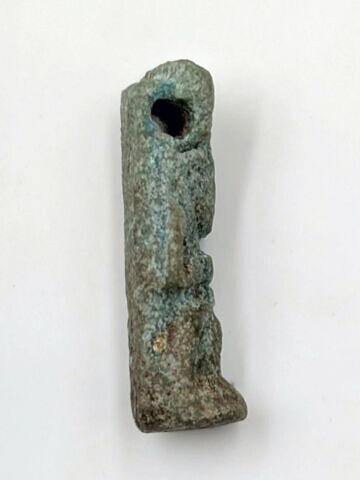 amulette ; figurine d'Isis allaitant, image 2/3
