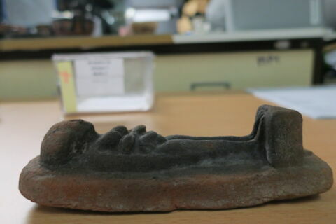 figurine féminine couchée, image 3/4