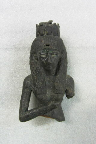 figurine d'Isis allaitant