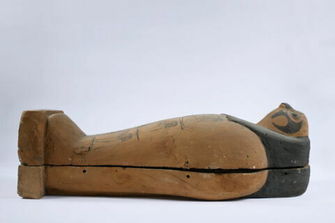 Cercueil miniature contenant une pseudo-momie d'Osiris, deux figurines de fils d'Horus et une boule magique ou scarabée, image 2/4