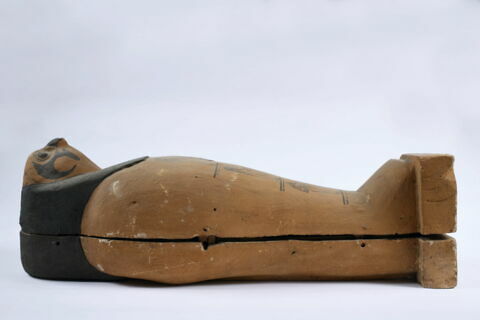 Cercueil miniature contenant une pseudo-momie d'Osiris, deux figurines de fils d'Horus et une boule magique ou scarabée, image 3/4