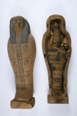 Cercueil miniature contenant une pseudo-momie d'Osiris, deux figurines de fils d'Horus et une boule magique ou scarabée