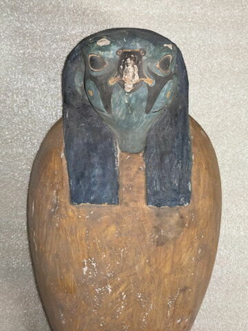 Cercueil miniature contenant une pseudo-momie d'Osiris, trois figurines de fils d'Horus et une boule magique ou scarabée, image 2/8