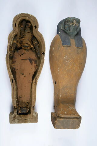 Cercueil miniature contenant une pseudo-momie d'Osiris, trois figurines de fils d'Horus et une boule magique ou scarabée