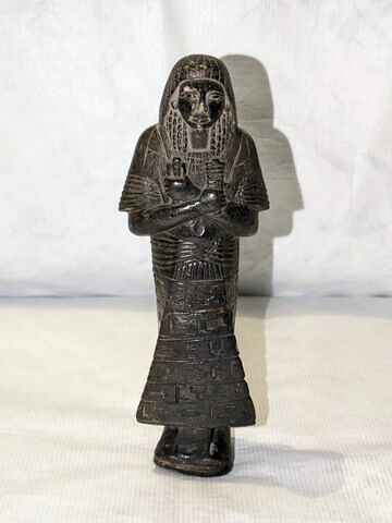 serviteur funéraire en costume des vivants, image 2/7