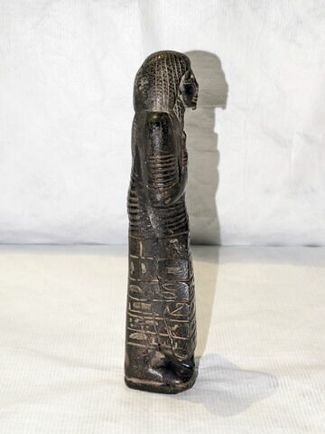 serviteur funéraire en costume des vivants, image 3/7