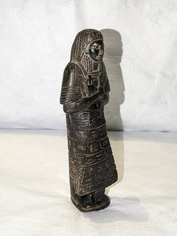 serviteur funéraire en costume des vivants, image 6/7