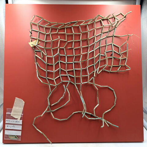 résille ; perle tubulaire