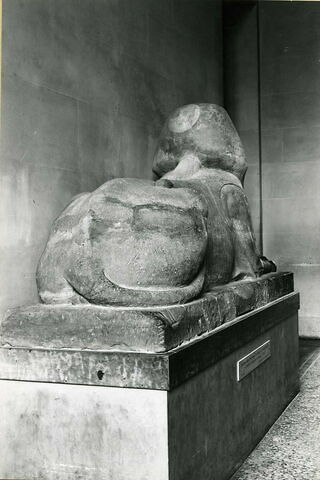 statue, image 4/7