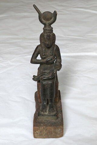 figurine d'Isis allaitant, image 2/5