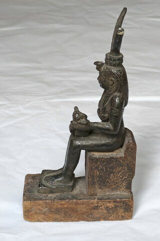 figurine d'Isis allaitant, image 3/5